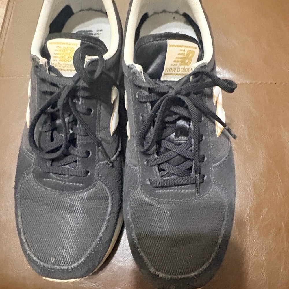 New Balance womans Black and Cream Sneakers size 8